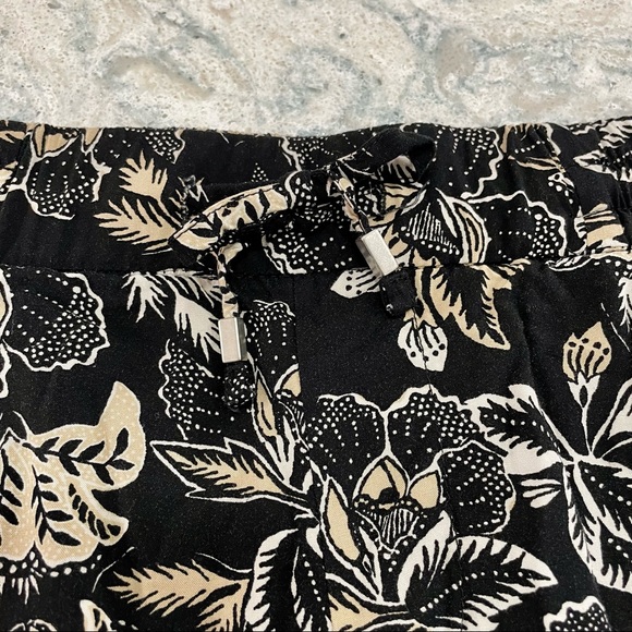 Old Navy Floral Printed Drawstring Shorts - Picture 2 of 6